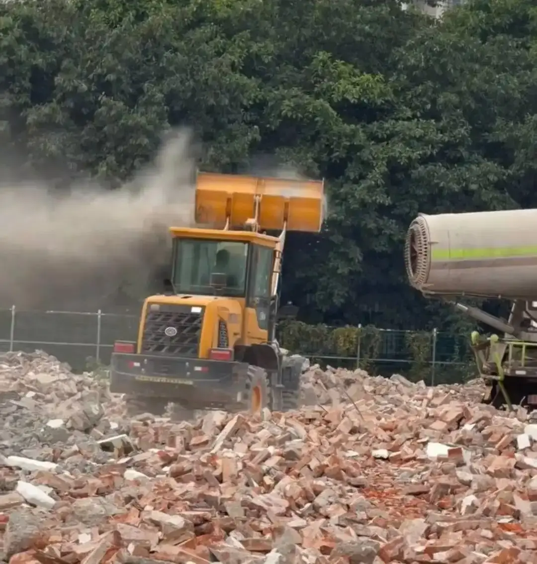快評丨霧炮車“以塵逼遷”？“操作失誤”其實是責任意識缺失